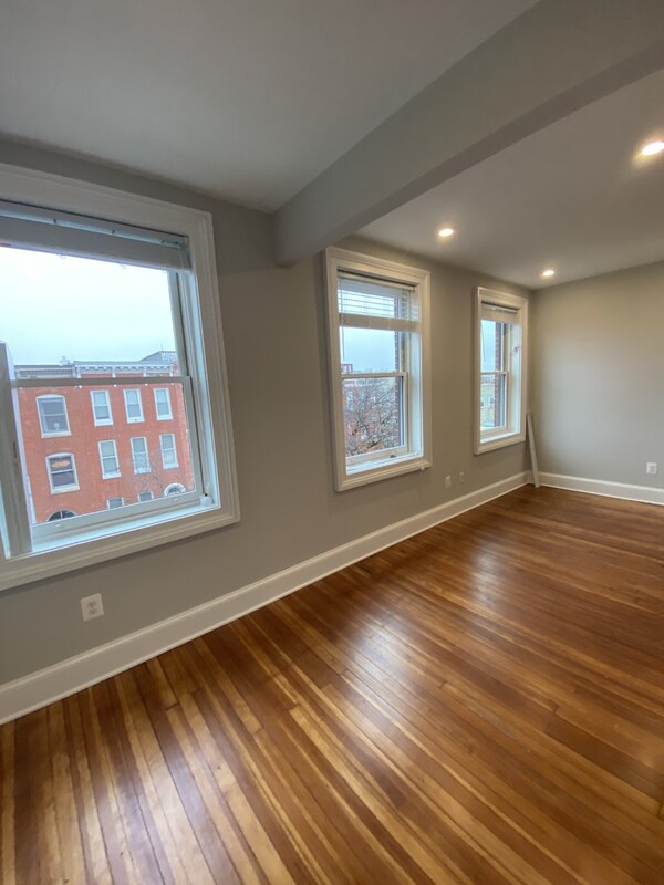 Building Photo - 911 S Ellwood Ave