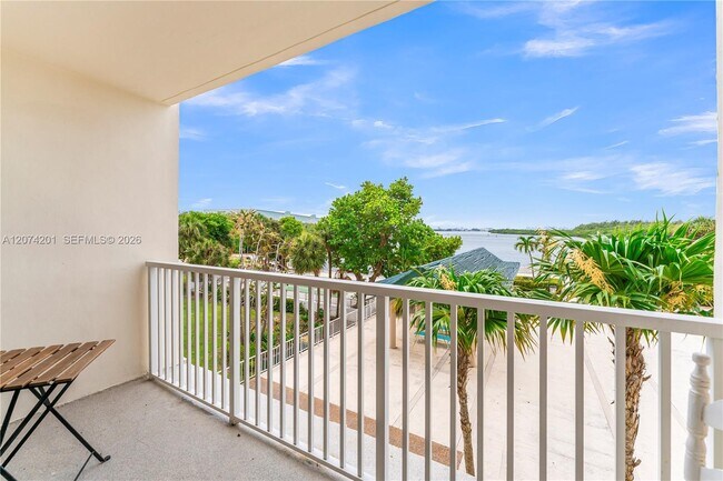 Building Photo - 300 Bayview Dr