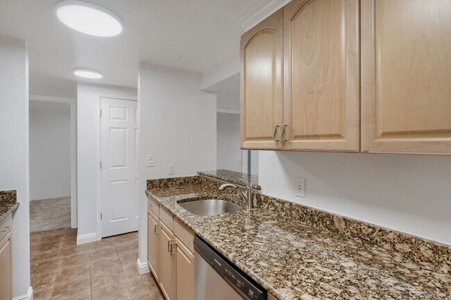 Building Photo - SPACIOUS 2Bd/1BA Condo- Cap Hill Neighborhood! Available NOW!