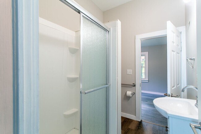 Building Photo - Convenient to Brevard & Hendersonville