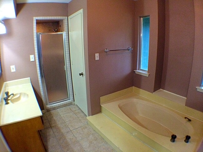 Building Photo - Charming 4 Bedroom 2.5 Bath Home In RISD!