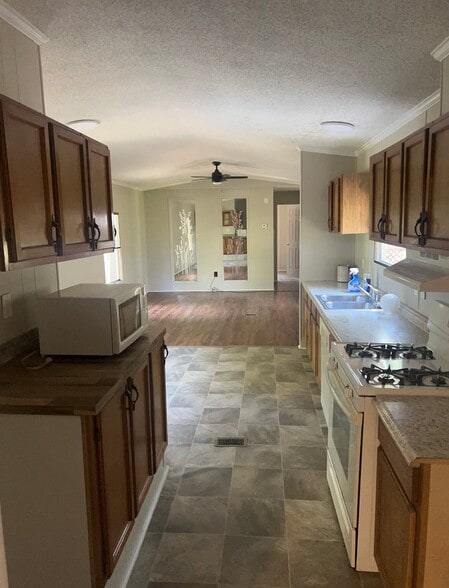 Building Photo - 1370 Yorkshire Ln