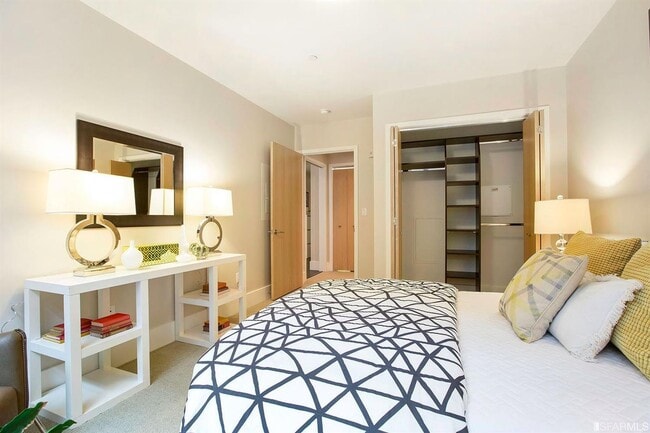 Building Photo - Spacious Centrally Located 1 bed + Den/ 1....