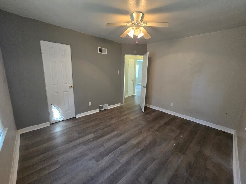 Building Photo - 9846 Dennis Dr