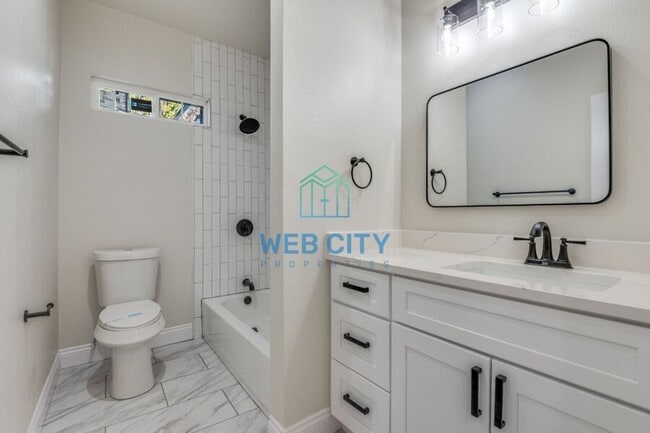 Building Photo - 4900 Leland Ave