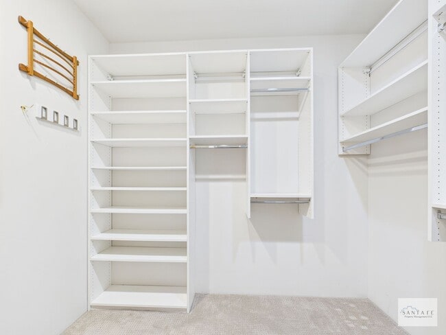 Building Photo - Beautifully Done Custom Built Townhouse wi...