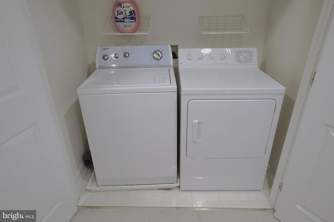 Building Photo - 1609 Leeds Castle Dr