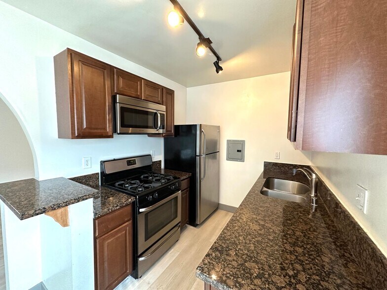 Building Photo - 12618 Pacific Ave