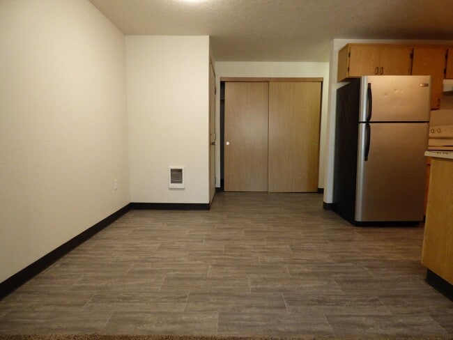 Building Photo - 3 bedroom 2 bath! East Lancaster