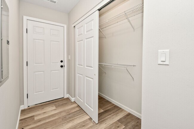 Building Photo - Springfield 4 Bed Rental | Fully Remodeled | Corner Lot