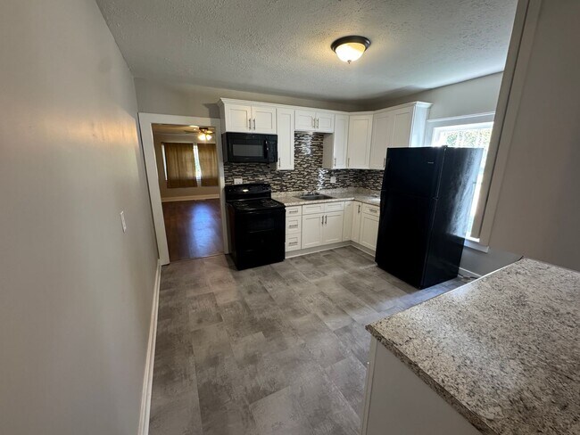 Building Photo - Beautiful 3 Bed and 2 Bath Home