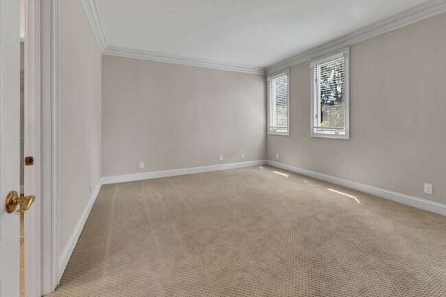 Building Photo - Newly Renovated Condo in The Westende with...