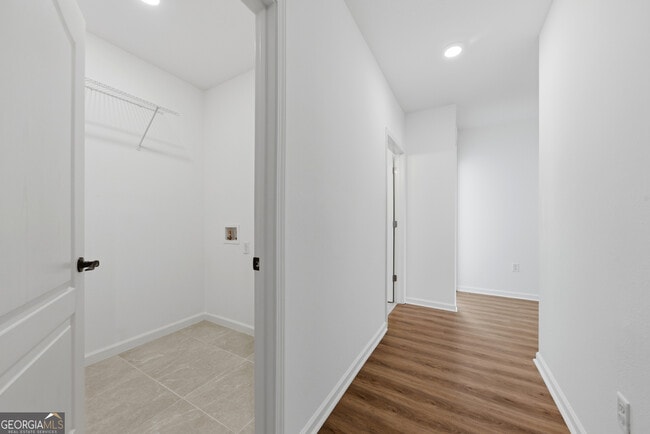 Building Photo - 131 College St