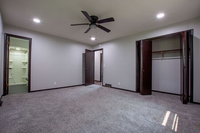 Building Photo - SPACIOUS 3 Bedroom / 2.5 Bath off 120th an...