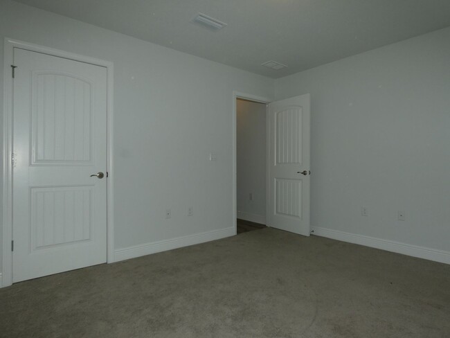 Building Photo - Prime Pensacola Location