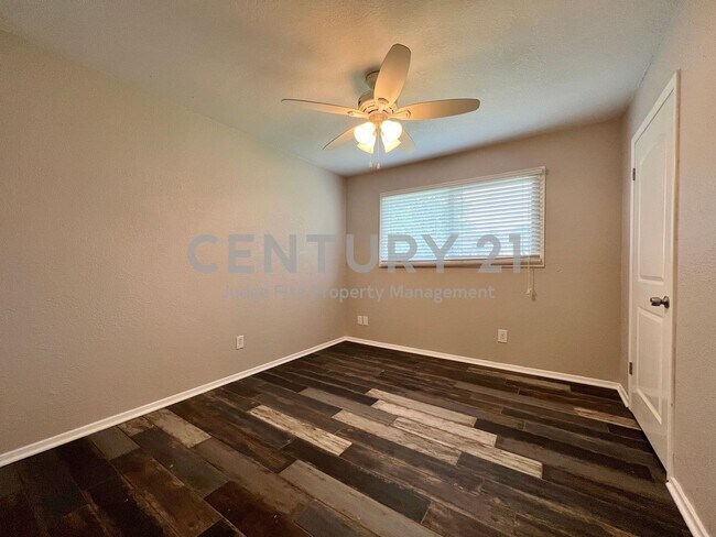 Building Photo - Tastefully updated 3/2/2 in Benbrook For Rent!