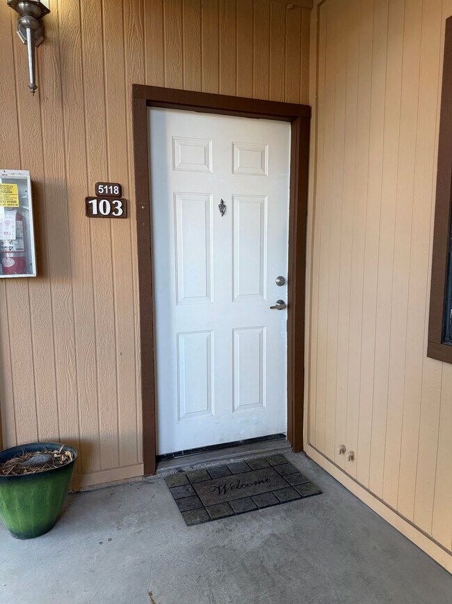 Building Photo - Beautiful one bedroom first floor condo!