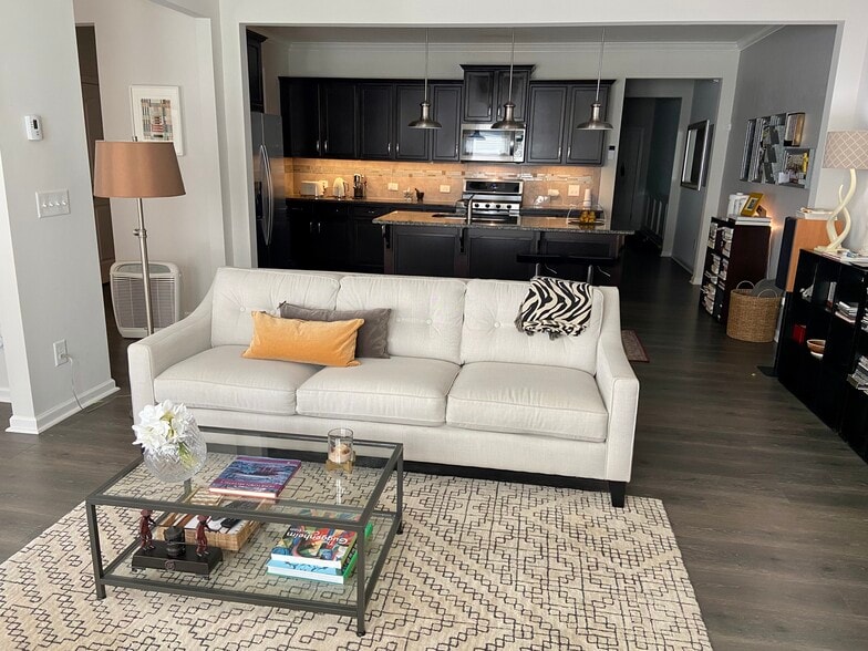 Building Photo - 615 Metro Sta