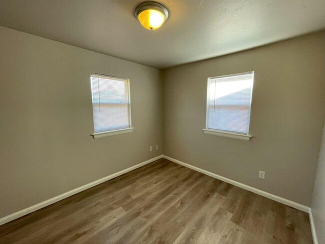 Building Photo - 3 bed one bath with Luxury Vinyl plank,  o...