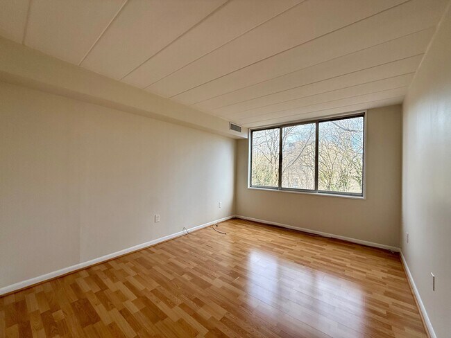 Building Photo - 2300 Riddle Ave