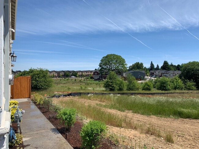 Building Photo - COMING VACANT END OF JUNE -EZ life Townhom...