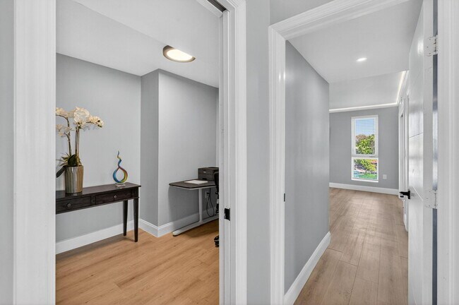 Building Photo - 8125 Crespi Blvd