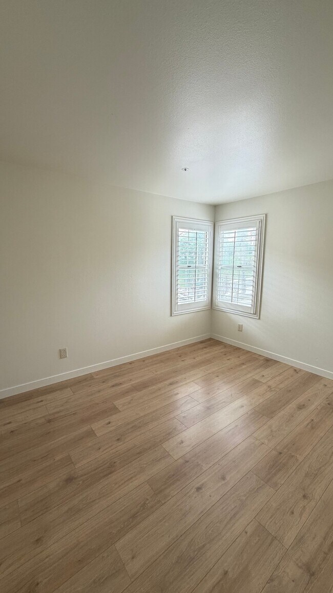 Building Photo - 5709 Kensington Pl