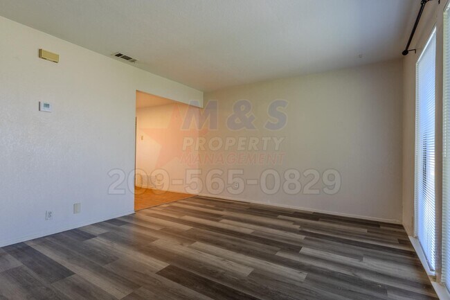 Building Photo - 302 Lovell Way