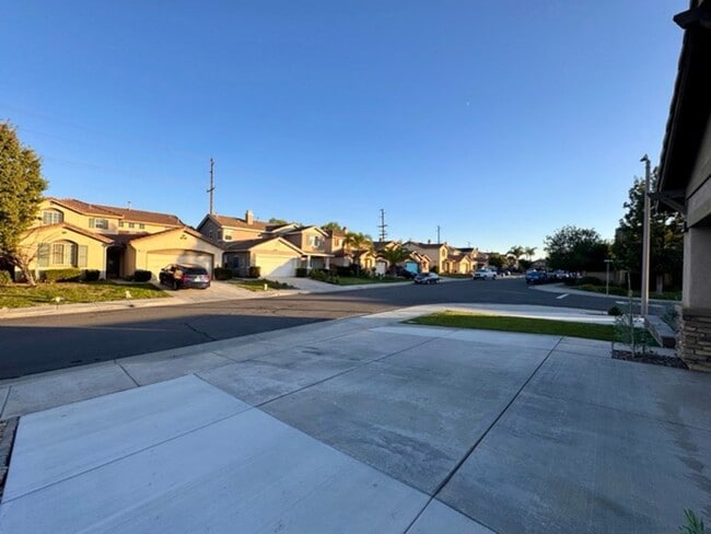 Building Photo - Beautiful 4 bedroom two story house with RV parking for LEASE in Murrieta!