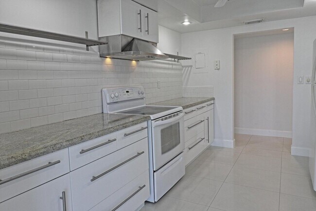 Building Photo - 800 Parkview Dr