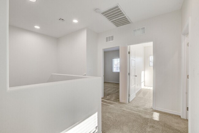 Building Photo - 4 Bedroom Townhouse in Tule Springs