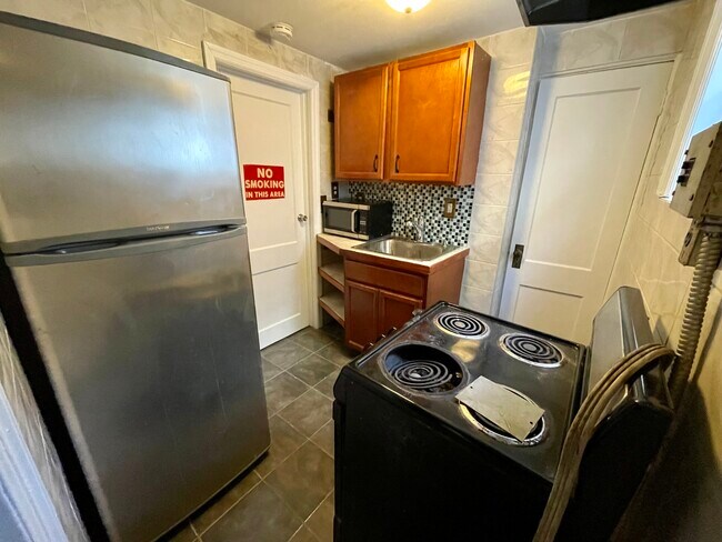 Building Photo - 1820 Albany Ave