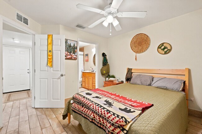 Building Photo - 8642 Mallard Reserve Dr
