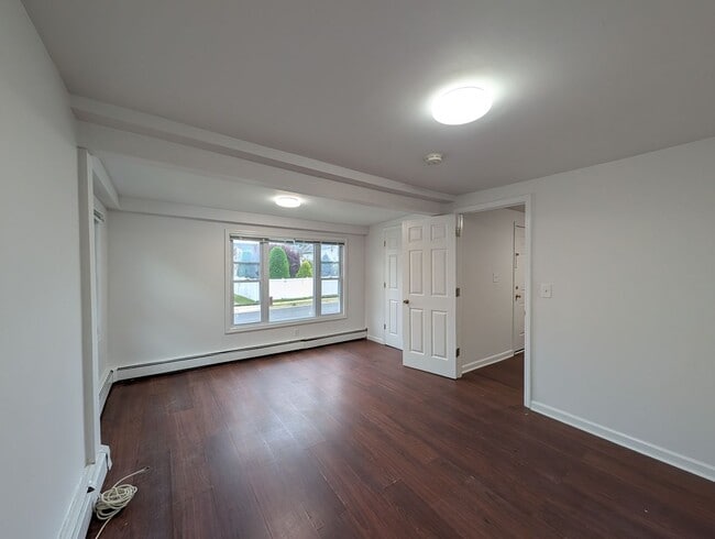 Building Photo - Stunning 3 bedroom 2 bathroom single famil...