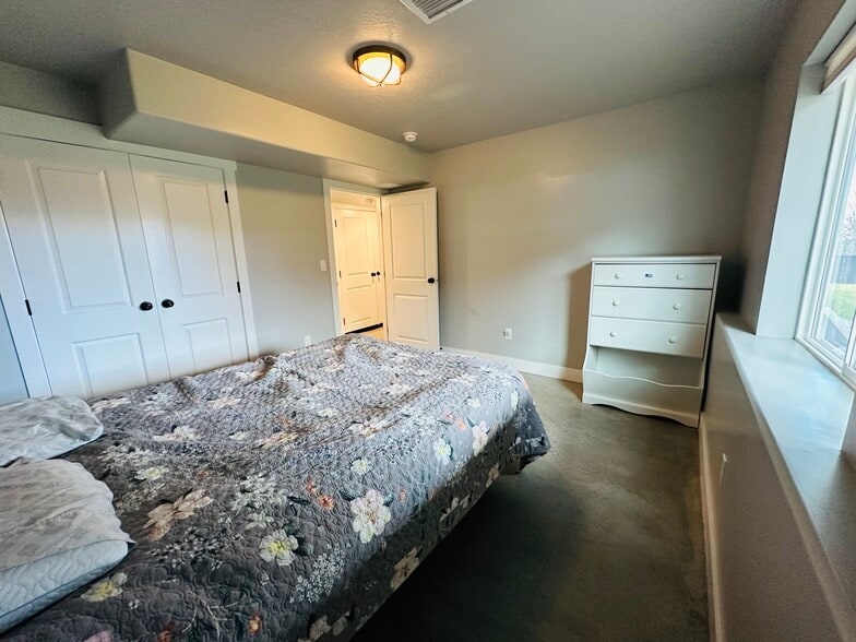 Building Photo - 583 N 400 E