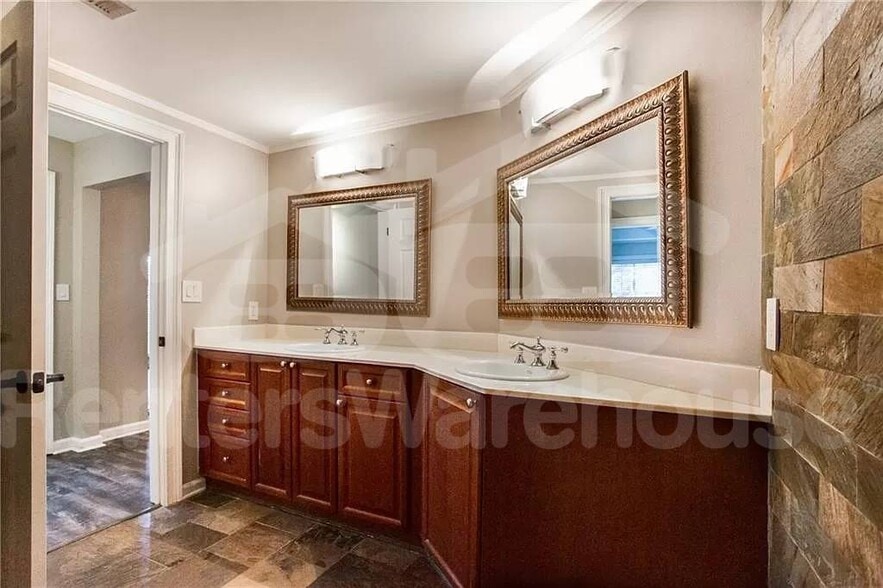 Building Photo - 3275 Lenox Rd NE