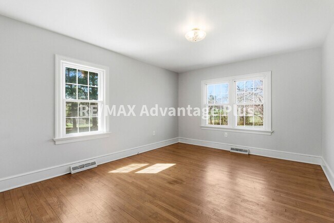 Building Photo - Beautiful brick home with full basement in Prospect