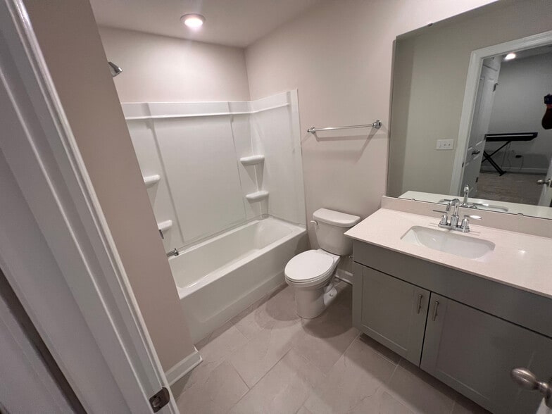 Building Photo - Room in Townhome on Memorial Pkwy