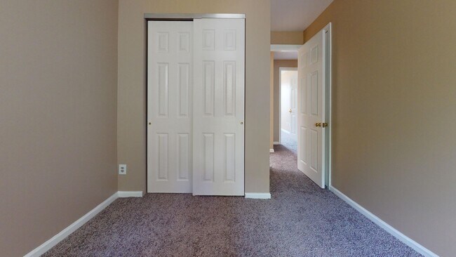 Building Photo - Classic 3 Bedroom with Washer/Dryer | Ches...