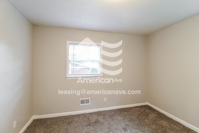 Building Photo - 215 Knodishall Dr