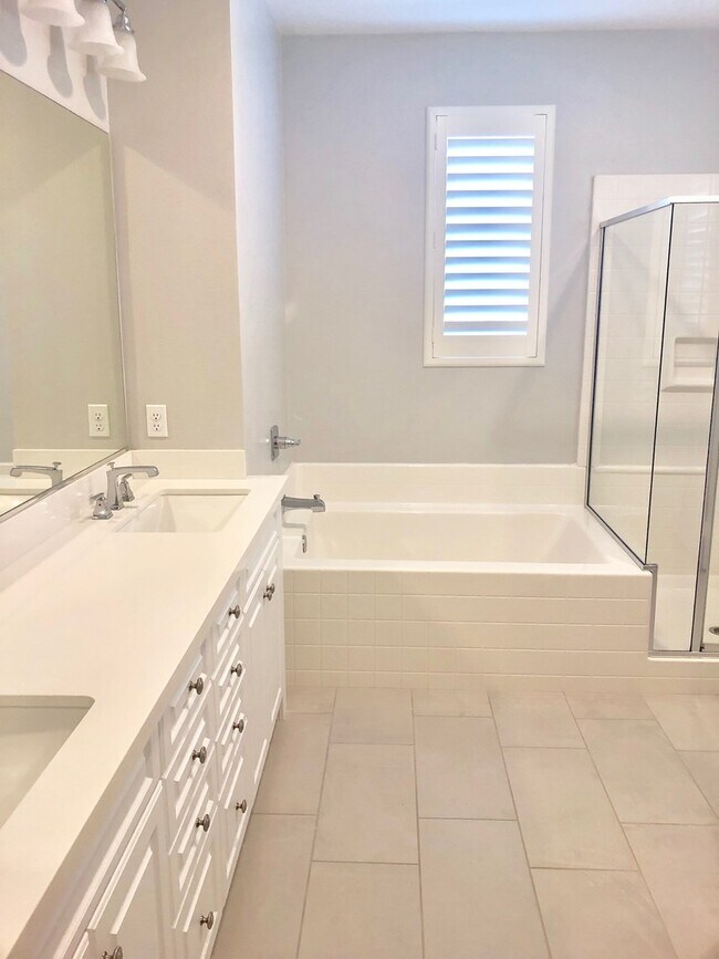 Building Photo - Beautiful East Ventura Home- Enclave Community