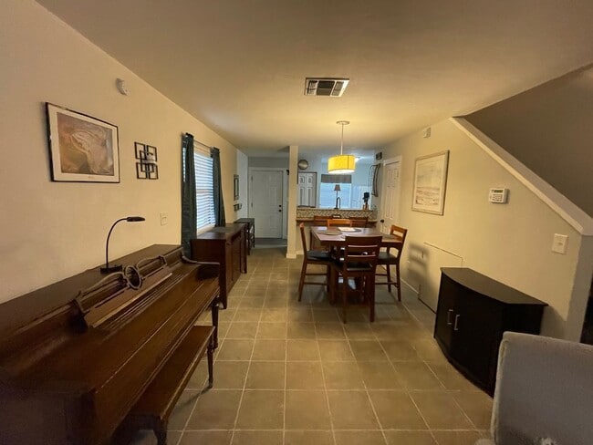Building Photo - Beautifully Furnished 2/1.5 in Haystacks
