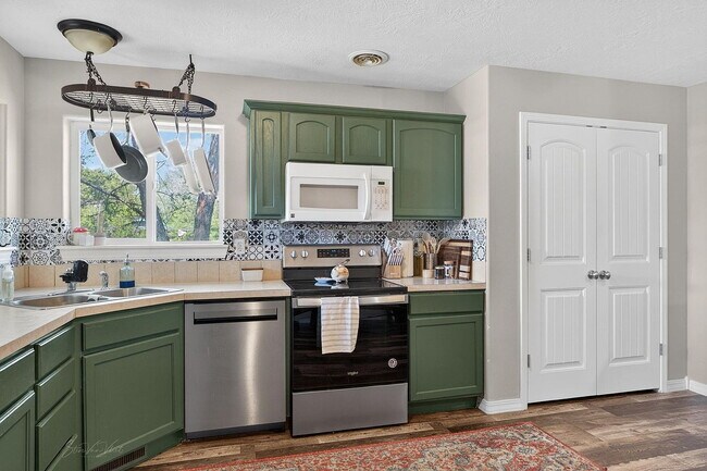 Building Photo - Single Family Home For Rent