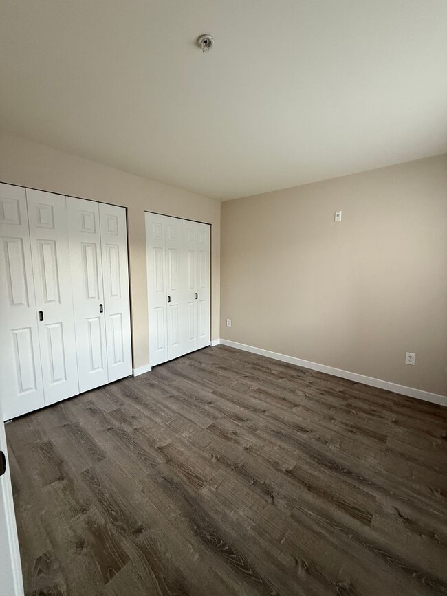 Building Photo - Move-In Ready! Renovated Modern 2BD/1BTH E...