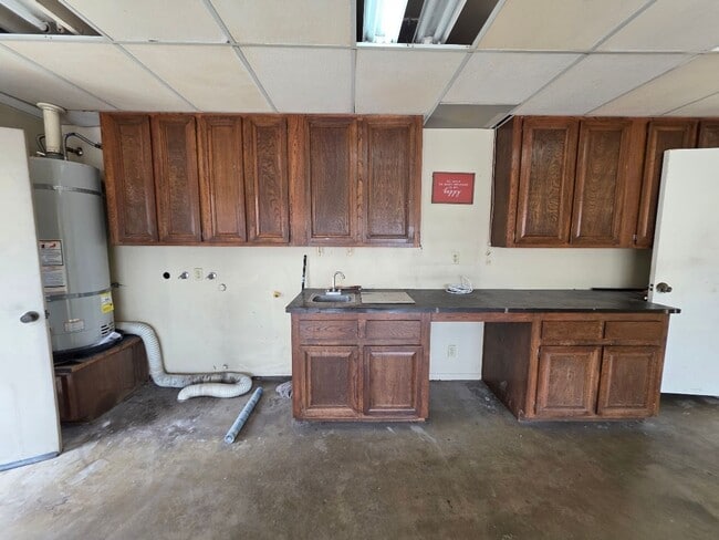 Building Photo - SPACIOUS 4BD/2BA WITH GARAGE, LAUNDRY AND ...