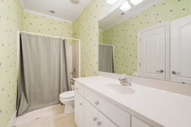 Building Photo - Available 07/10/26! Lovely 3 bedroom townhome close to the Eno River in Country Club Heights!