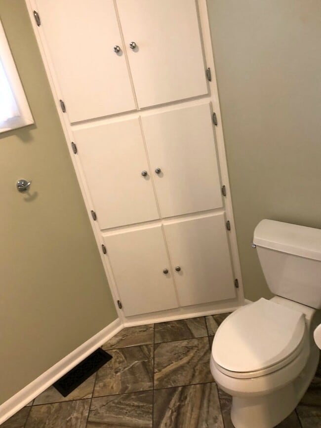 Building Photo - Move-In Ready!! 4 Bed, 2 Bath - LAWN CARE ...