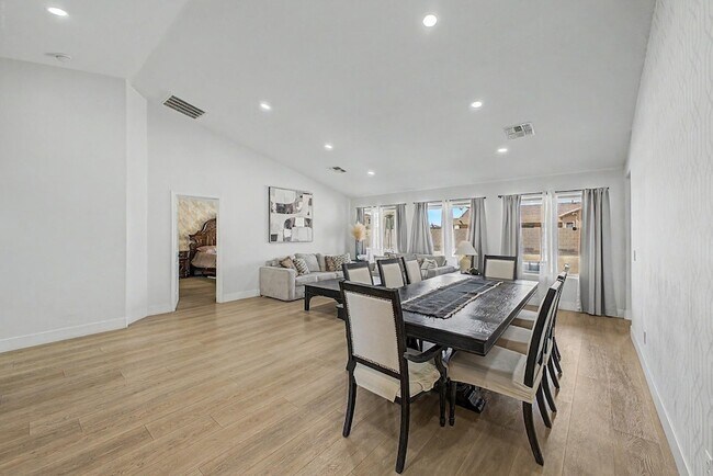 Building Photo - 8352 W San Juan Ave