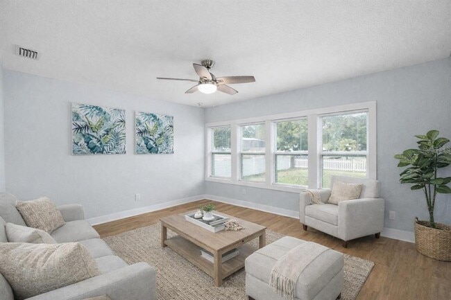 Building Photo - 2606 W Henry Ave