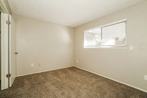 Building Photo - 1350 Northview Dr